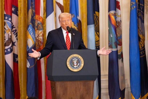 钱程策略 美元跌麻了，金价涨疯了！都因为特朗普威胁“开除”美联储主席？