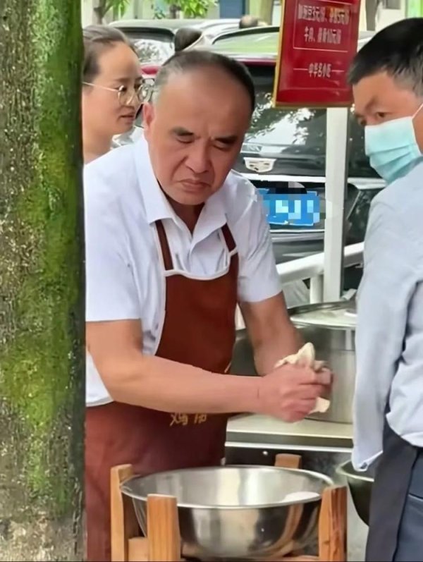 万宝配资 每天扯1000多碗，重庆扯面大爷表情失控引关注，本人发声：现在手都是肿的