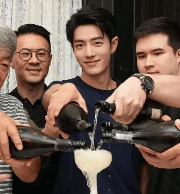 易启胜 肖战低调现身《藏海传》庆功宴！顶流超帅魅力闪耀全场