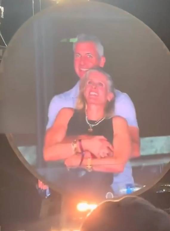 盈易点 Coldplay演唱会变捉奸现场！已婚大佬偷情女下属被拍