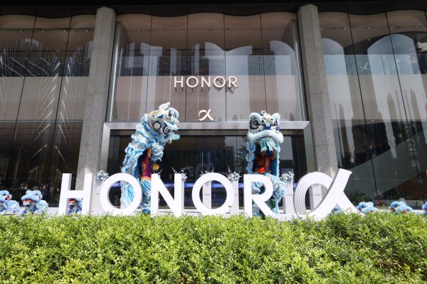 利赢汇 “千手”机器人惊艳亮相！南方日报联动领益智造展现科技美学